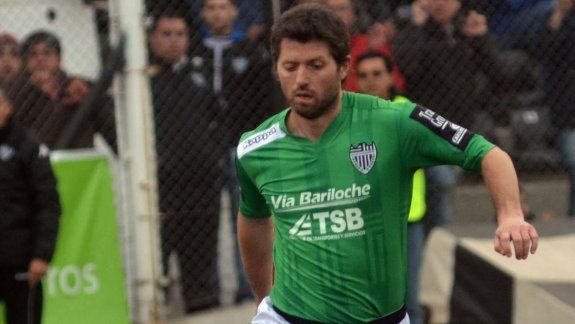 Weiner, experiencia y desequilibrio en la ofensiva albinegra. Mario Ávila viene de convertir ante Sansinena y es una de las piezas importantes en el Rojo. La región vibra con el derbi.