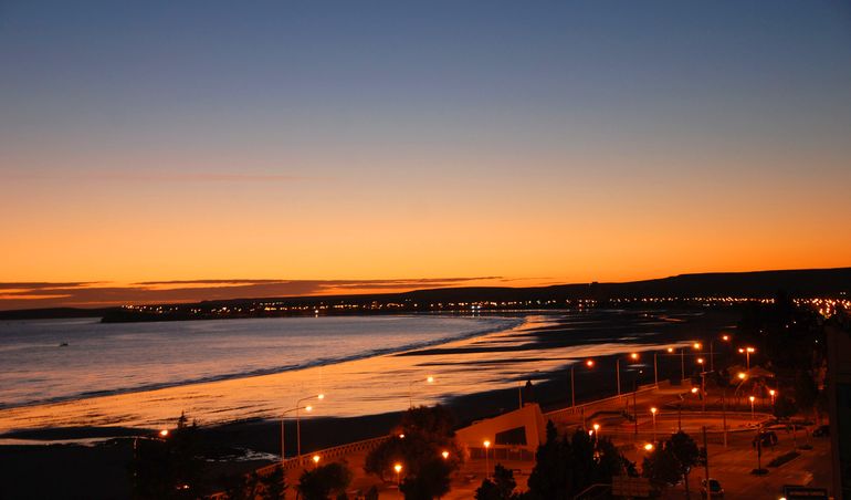 Cae la noche en Puerto Madryn Cae la noche en Puerto Madryn