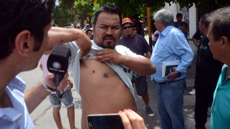 Enfrentamientos en pleno centro entre miembros de la Uocra y desocupados