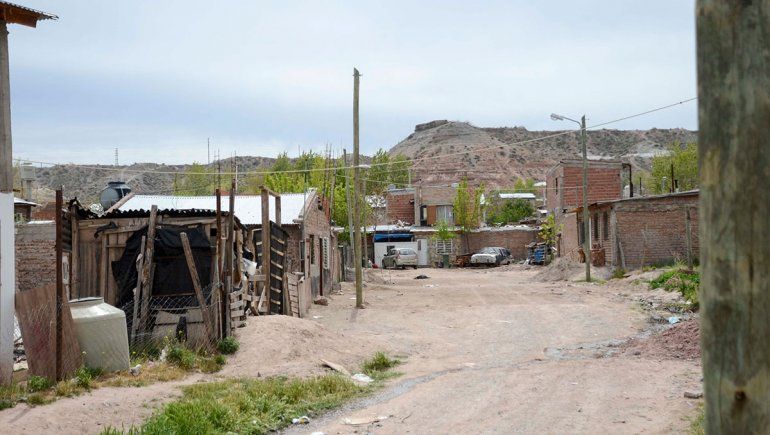 La toma La Roca está ubicada a pocas cuadras del centro de Plottier. La toma La Roca está ubicada a pocas cuadras del centro de Plottier.