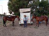 El vecino que cabalgó 400 kilómetros para llevar flores a la tumba de su madre