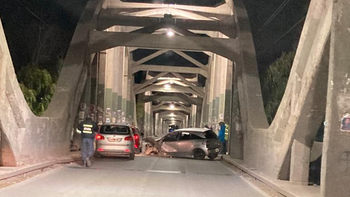 tremendo accidente en el puente carretero: perdio hasta la rueda tremendo accidente en el puente carretero: perdio hasta la rueda