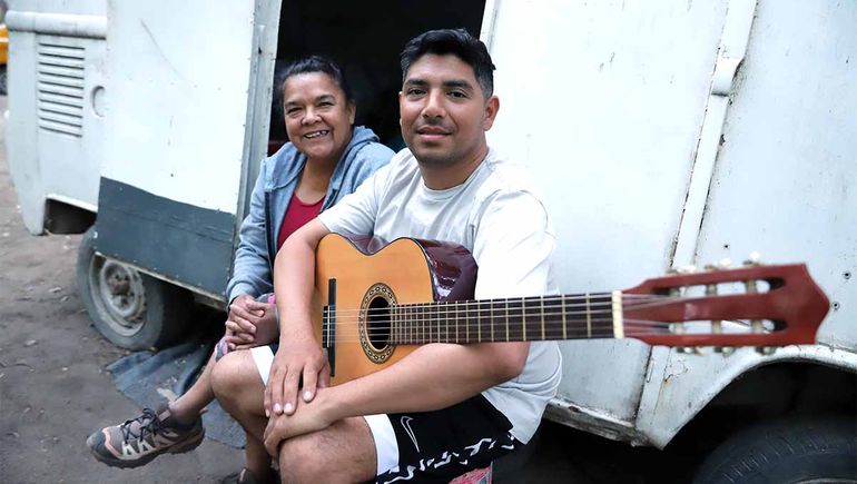 Andrés, nacido en Tartagal hace seis meses llegó a la ciudad y  llegó a estar en situación de calle. Lucía, esposa del encargado del camping, le ofreció vender tortas fritas y por ahora el joven se mantiene con lo que saca de ganancia.