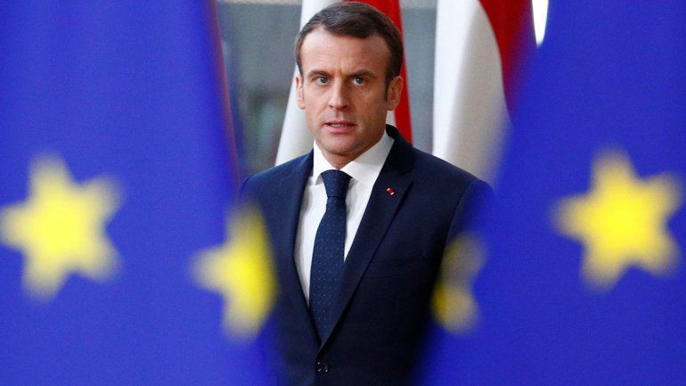 Emanuel Macron le pregunta al pueblo qué tiene que hacer