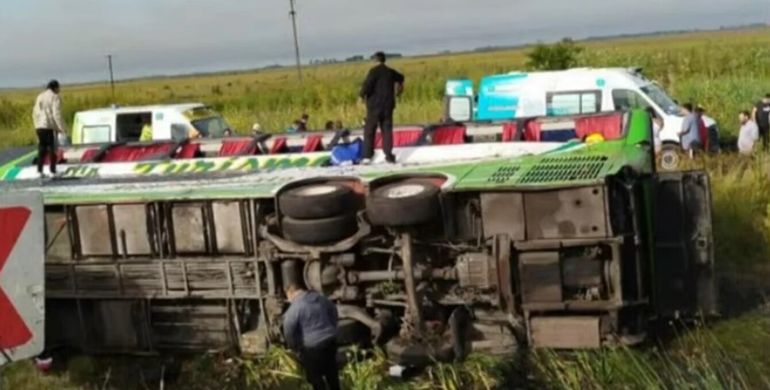 Volcó un micro en la Ruta 2: hay dos pasajeros muertos y varios heridos graves
