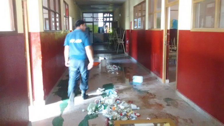 La escuela está ubicada en la entrada del barrio residencial de Sierra de los Padres y frente a la Comisaría 14.
