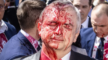 atacan con bombas de pintura roja al embajador ruso en polonia