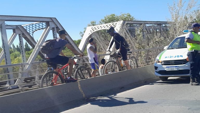 El choque se dio sobre el puente nuevo que va en dirección a Neuquén. Foto: gentileza Miguel Parra.