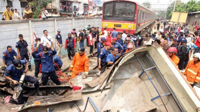Indonesia: murieron 18 personas al chocar un tren con un colectivo