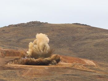 Silencio radial, conteo regresivo y detonación electrónica: el protocolo de voladura que Calcatreu acordó con la comunidad.
