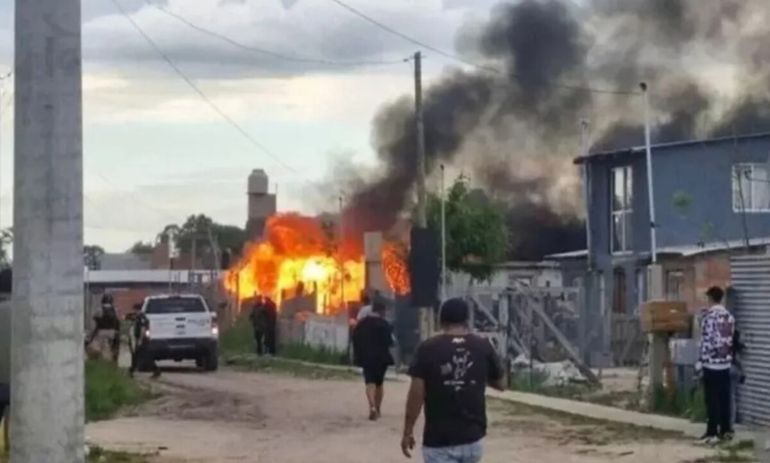 La policía desplegó un operativo de contención en la zona