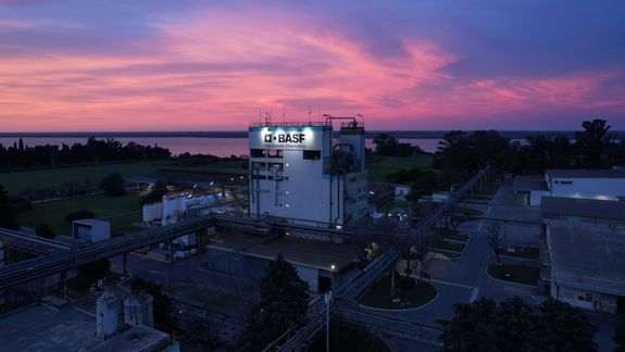 BASF firmó un acuerdo con Genneia para abastecer sus operaciones productivas con energía eléctrica de origen renovable.
