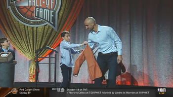 el emotivo momento en el que manu ginobili recibio la chaqueta del salon de la fama el emotivo momento en el que manu ginobili recibio la chaqueta del salon de la fama