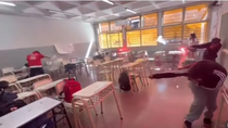 polemico video: alumnos desataron una guerra de bengalas dentro del aula polemico video: alumnos desataron una guerra de bengalas dentro del aula
