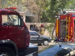 Bomberos apagaron el incendio que se desató en una casa donde vive un hombre que padece acumulación compulsiva. Bomberos apagaron el incendio que se desató en una casa donde vive un hombre que padece acumulación compulsiva.