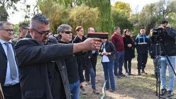 El ministro de Seguridad de Chubut, Héctor Iturrioz, anunció la compra de pistolas Byrna. El ministro de Seguridad de Chubut, Héctor Iturrioz, anunció la compra de pistolas Byrna.