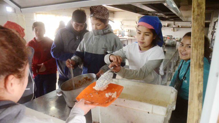 Unos 280 adolescentes están cursando el nivel medio en el colegio del oeste capitalino. Allí almuerzan y tienen talleres de formación laboral.
