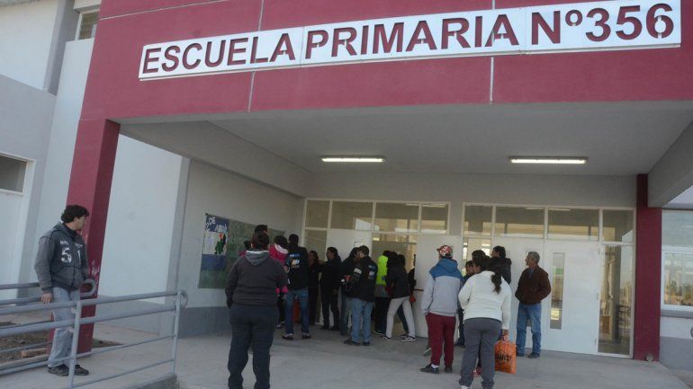 Los familiares de la nena que denunció el abuso junto a los padres de otros alumnos pidieron la renuncia de la directora de la Escuela 356.&nbsp;