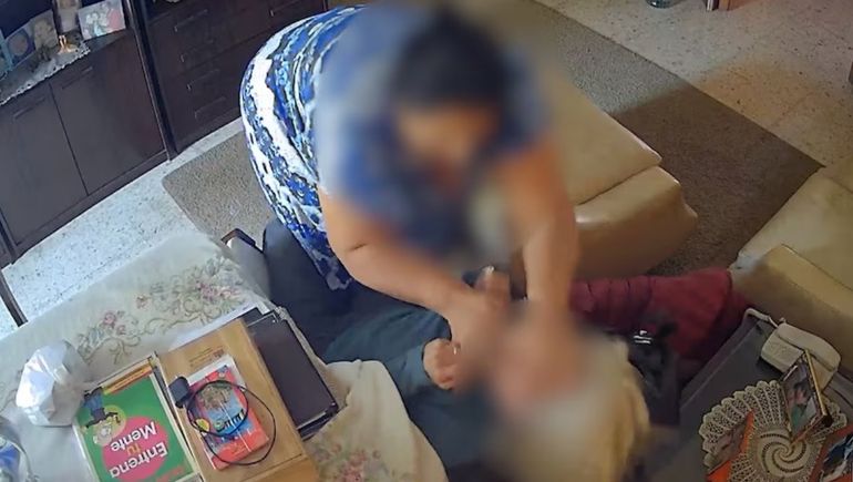 Una jubilada fue salvajemente golpeada en una entradera