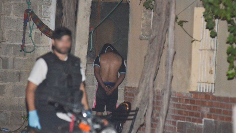 Un importante despliegue policial se observó ayer en el barrio Pichi Nahuel de Cipolletti.