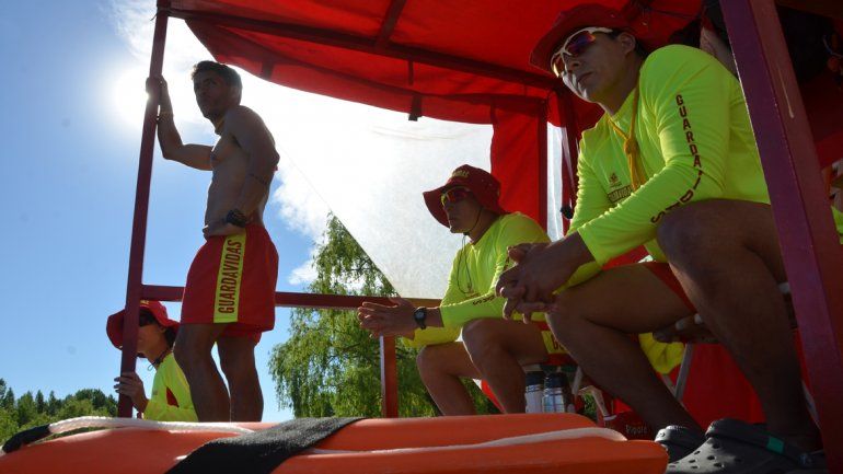 Los guardavidas tendrán a mano flotantes tubulares para mantener la distancia en los rescates.