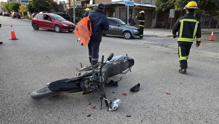 Centenario: un motociclista chocó contra un auto y debió ser hospitalizado