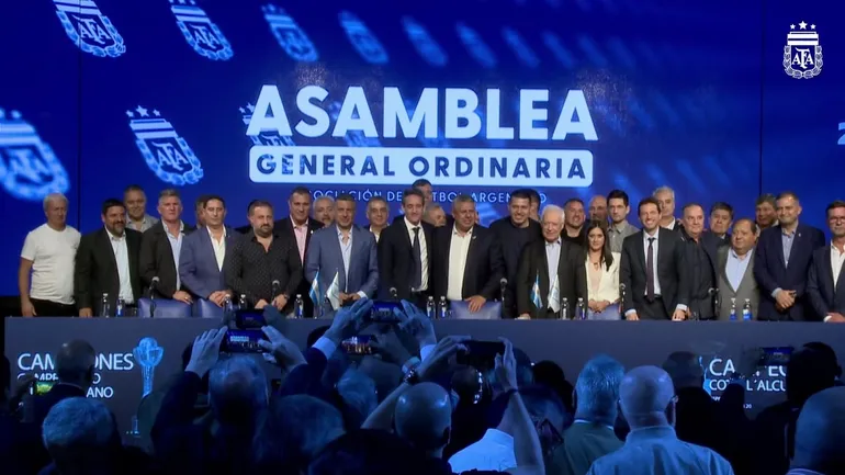 El cantito de los dirigentes en favor de Tapia durante la asamblea de AFA