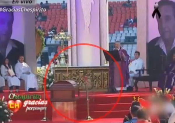 Una cámara captó un “fantasma” durante el funeral de Chespirito