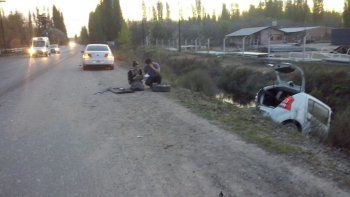 El joven y su novia quedaron tirados al borde del desagüe tras el choque. El Bora del juez con los daños producidos por el golpe. El joven y su novia quedaron tirados al borde del desagüe tras el choque. El Bora del juez con los daños producidos por el golpe.