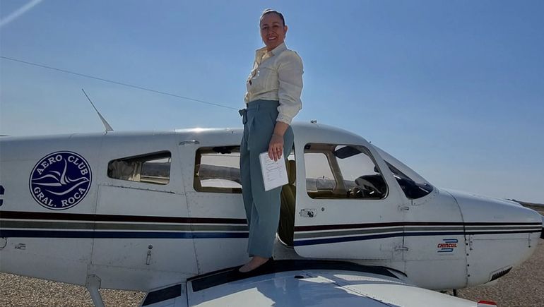 Es contadora, mamá y piloto de avión e inspira a las mujeres neuquinas a volar bien alto