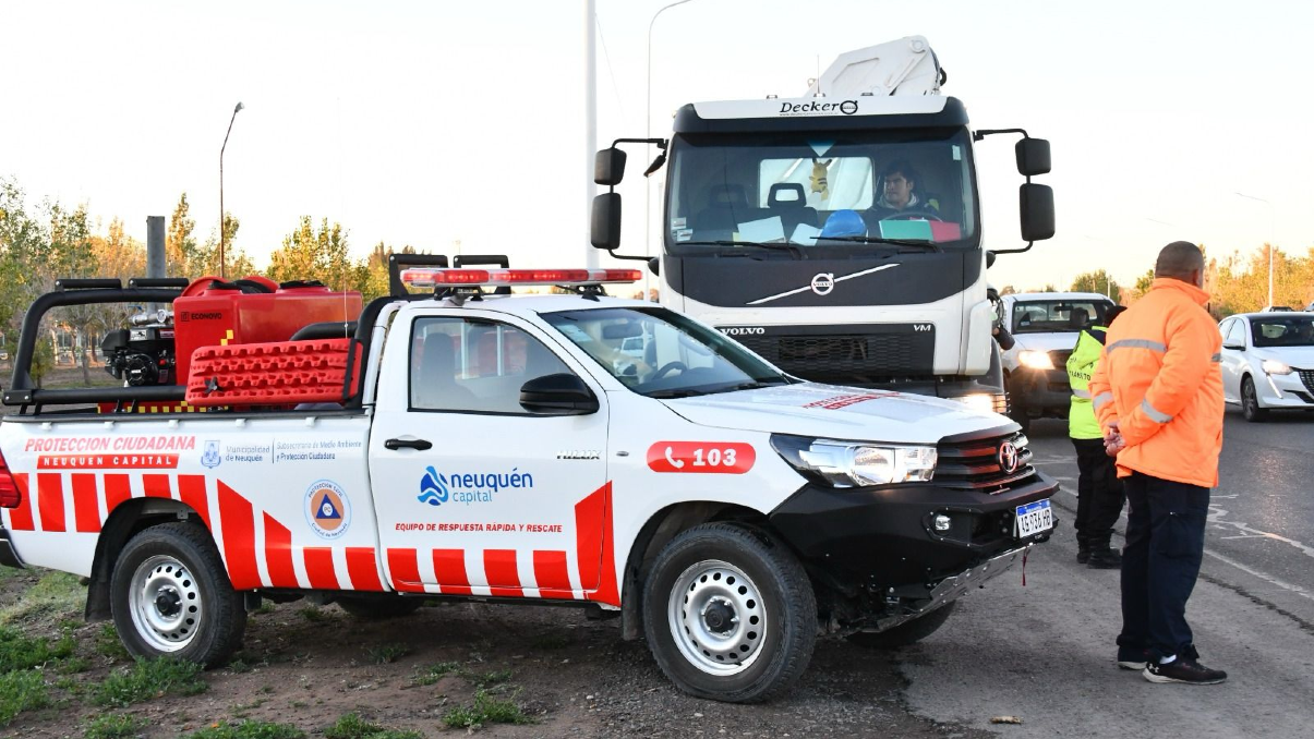 Personal municipal, durante el operativo en el acceso norte a Neuquén / Foto Prensa Municipio