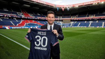 Lionel Messi en el Parque de los Príncipes con la 30 del PSG que ya le pertenece para siempre. Lionel Messi en el Parque de los Príncipes con la 30 del PSG que ya le pertenece para siempre.