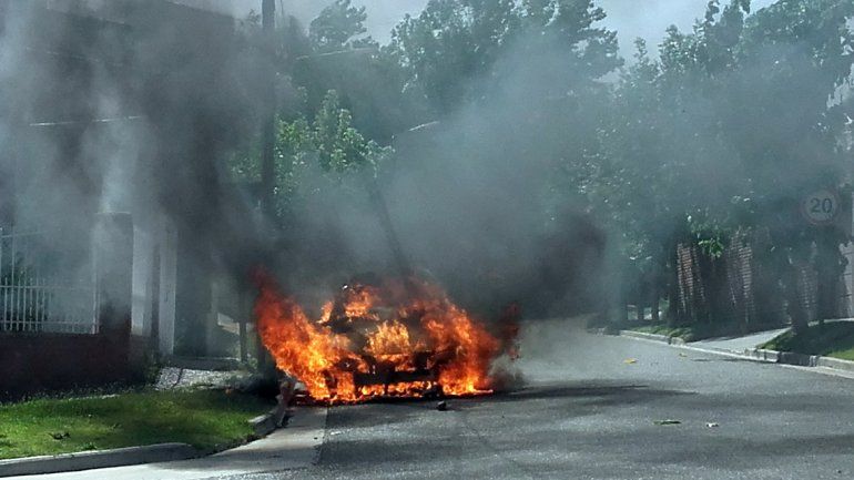 Un taxi se prendió fuego en la zona del Alto