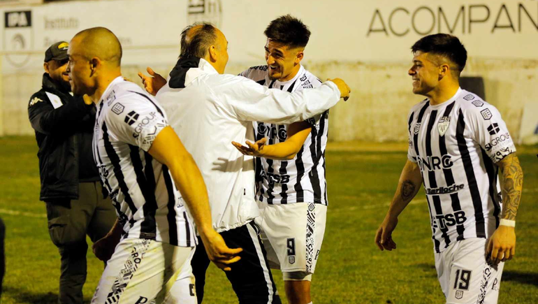 Cipolletti festeja. El abrazo de Cabral con Bonjour, DT del Albinegro. Fotos: Claudio Espinoza 