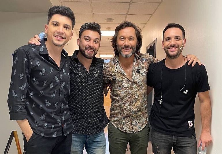 Ariel Sánchez junto a Diego Torres, otro de los artistas con los que tocó el baterista de Rada Tilly, Chubut Ariel Sánchez junto a Diego Torres, otro de los artistas con los que tocó el baterista de Rada Tilly, Chubut