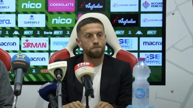 Papu Gómez ya fue presentado por su nuevo equipo.