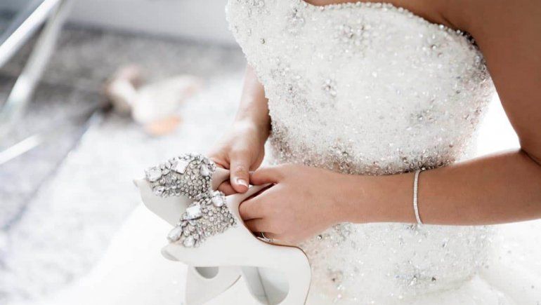Viral: 1500 cubrebocas reciclados se usaron para crear un vestido de novia.
