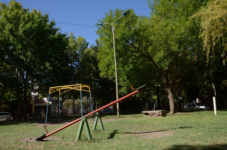 Los vecinos piden que se solucione de manera urgente la iluminación en las plazas del barrio. Los vecinos piden que se solucione de manera urgente la iluminación en las plazas del barrio.