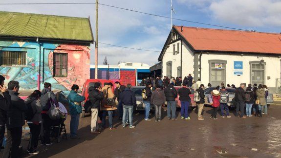 El tren desbordó de pasajeros por la protesta de estatales