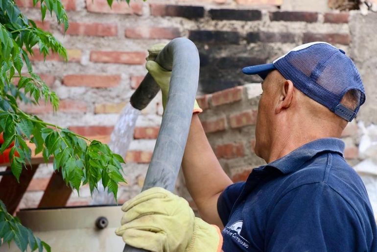 El agua no alcanza y la cobrarán con medidores en Centenario: ¿Sólo para empresas?
