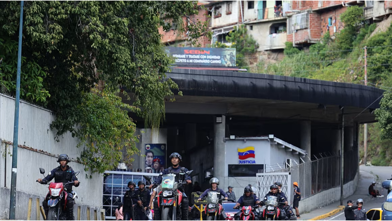 El gobierno de Venezuela liberó 8 presos políticos.