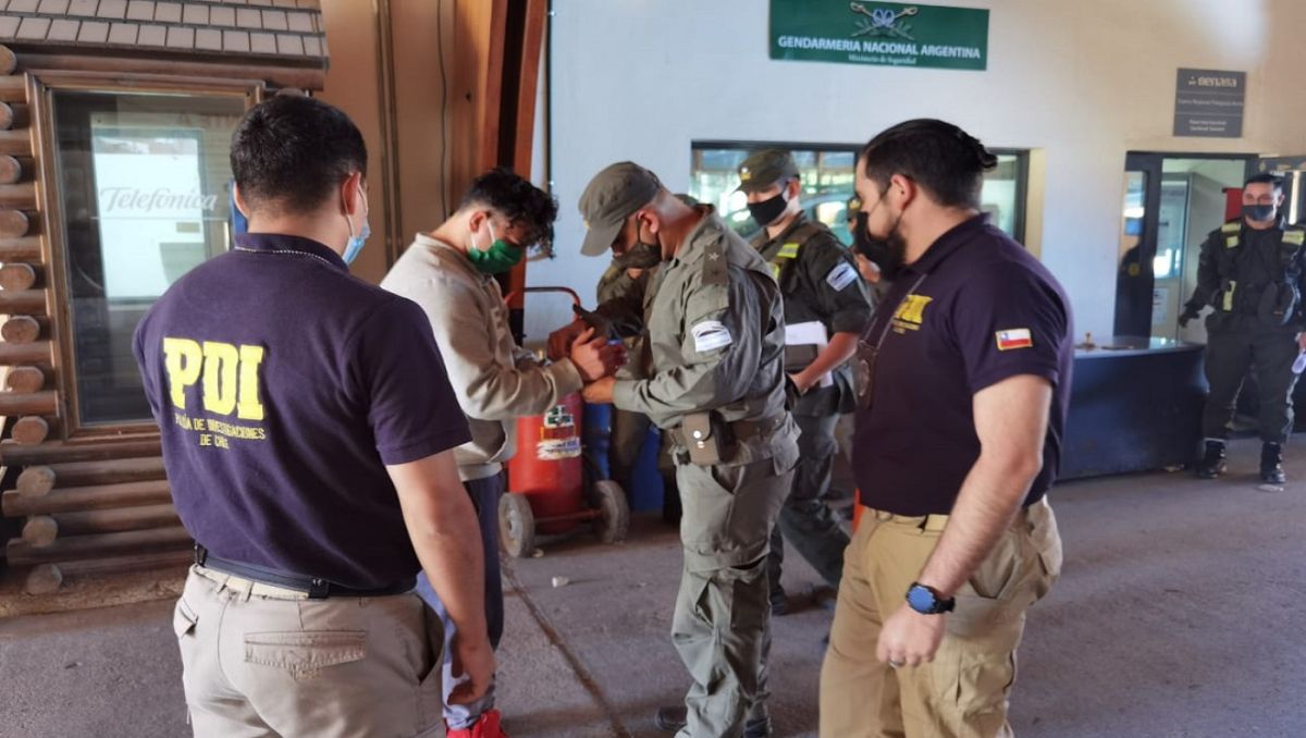 Lo expulsaron de Chile y al cruzar la frontera quedó detenido