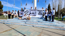 Familiares de las víctimas de la explosión, en Plaza de las Banderas.