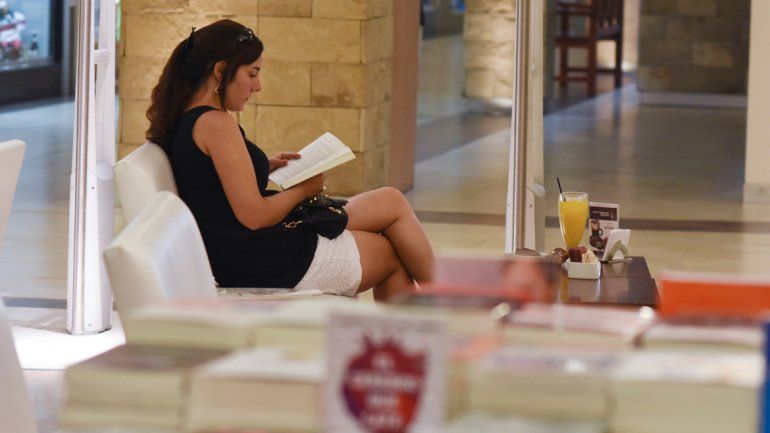 Los libreros coinciden en que muchos de sus clientes piden algún libro para no pensar. La lectura