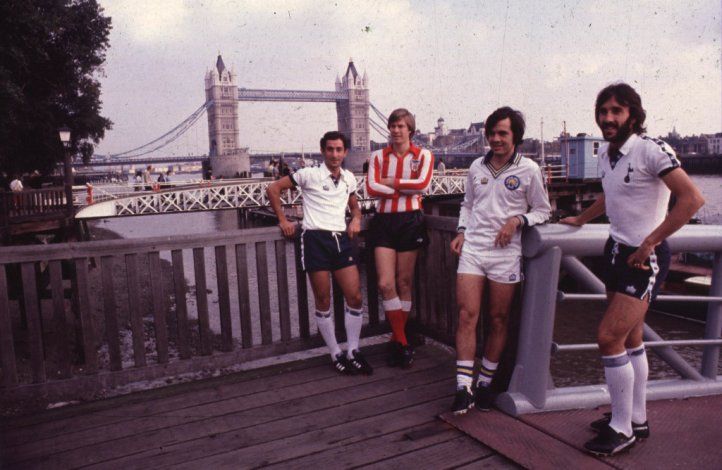 Los argentinos Osvaldo Ardiles (Tottenham), Claudio Marangoni (Sunderland), Alejandro Sabella (Sheffield United) y Ricardo Villa (Tottenham) junto al Puente de Londres en 1980.