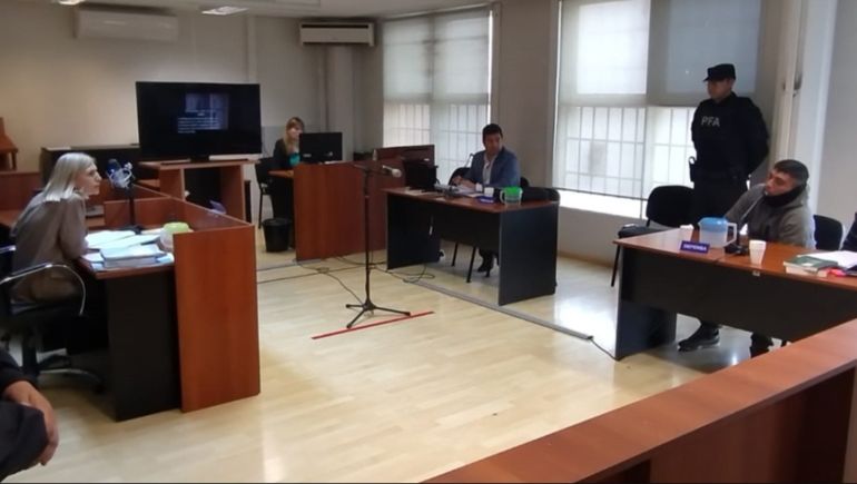 La audiencia judicial de este viernes en Puerto Madryn: dictaron la preventiva por seis meses para el acusado (derecha), que se expone a cadena perpetua. 