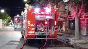 Dos dotaciones de bomberos trabajaron en el lugar. | LM Neuquen Dos dotaciones de bomberos trabajaron en el lugar.