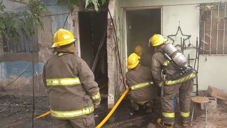 Bomberos intentando apagar el incendio.