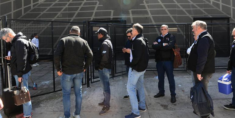 Sindicalistas llegan al estadio de Obras Sanitarias, en Buenos Aires, donde eligirán la nueva conducción de la CGT. Sindicalistas llegan al estadio de Obras Sanitarias, en Buenos Aires, donde eligirán la nueva conducción de la CGT.