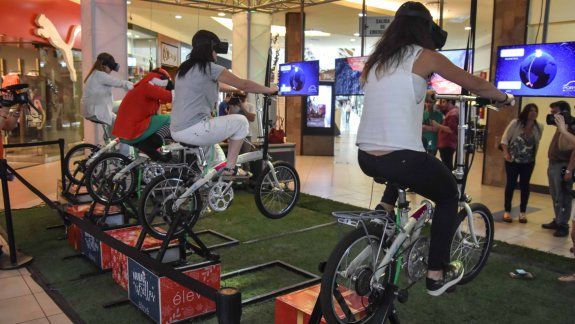 Ayudá a Papa Noel a llegar a Neuquén con estas bicis de realidad virtual en el Portal de la Patagonia